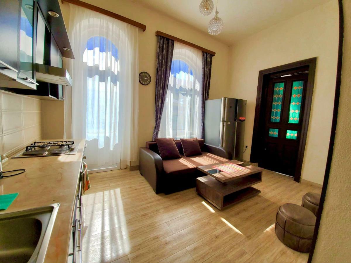 Central Location King Size Bed Tbilisi Exterior photo